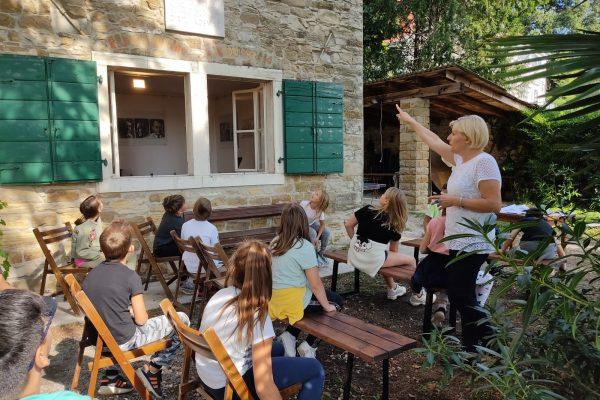 Otroci na vrtu Kosmačeve hiše