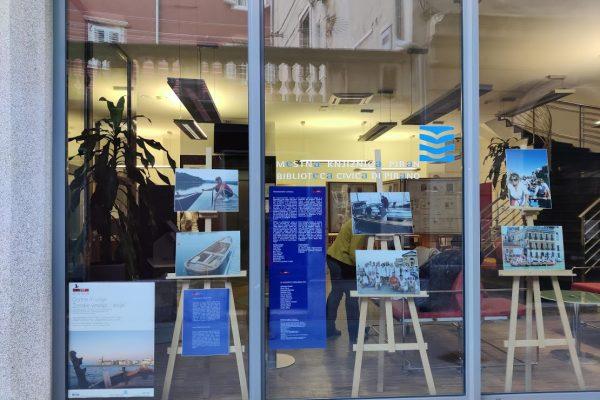 “Ženske veslajo … stoje / Donne remano … in piedi” – fotografska razstava v Mestni knjižnici Piran