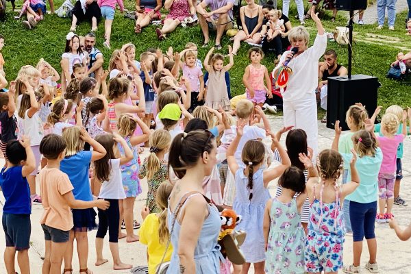 Otroci navdušeno plesali z Romano Krajnčan