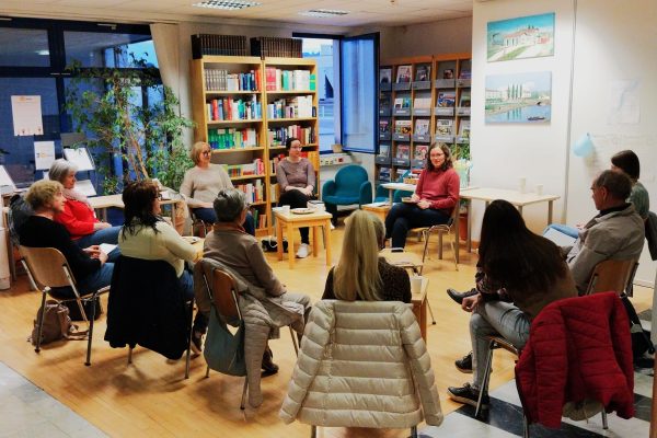 Druženje ob knjigah – bralni klub v Knjižnici Lucija