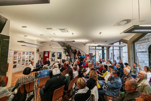 Večer s Svetlano Makarovič: ko knjižnico napolnijo ljudje in misli